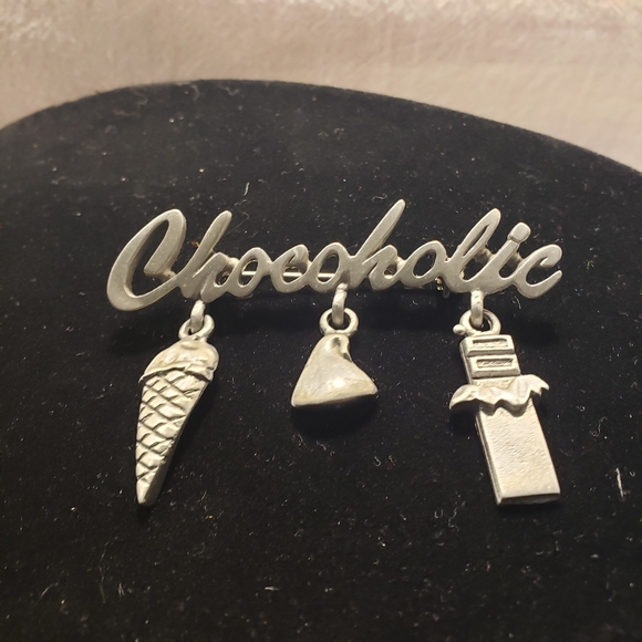 Adorable vintage Spoontiques ©️ Pewter Chocolate Lovers Pin with Dangles. - Picture 1 of 5